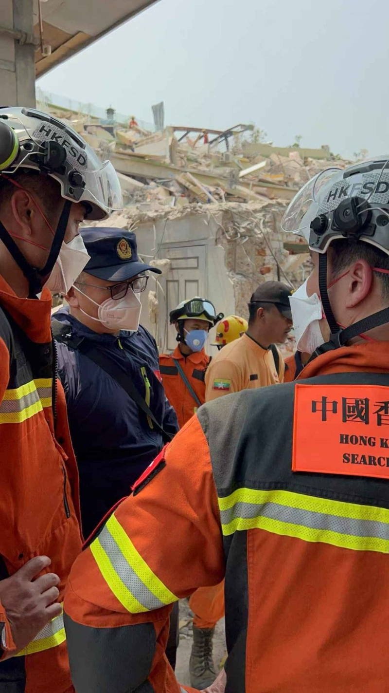 特區(qū)救援隊(duì)今早與中國(guó)救援隊(duì)在一受災(zāi)區(qū)域進(jìn)行首次聯(lián)合行動(dòng)。 保安局fb圖片
