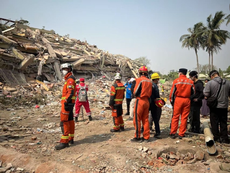 特區(qū)救援隊(duì)今早與中國(guó)救援隊(duì)在一受災(zāi)區(qū)域進(jìn)行首次聯(lián)合行動(dòng)。 保安局fb圖片