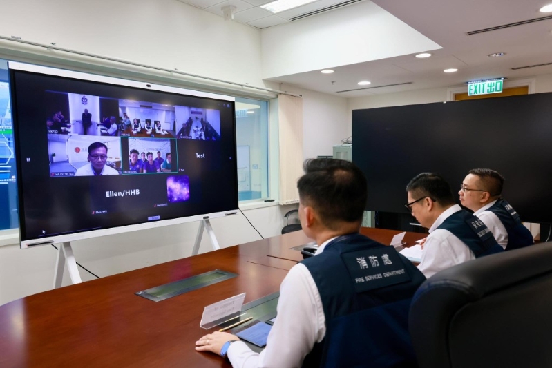 保安局局長鄧炳強(qiáng)今日與消防處處長楊恩健及入境處處長郭俊峯一起連線，了解救援隊(duì)的救援工作。鄧炳強(qiáng)fb圖片