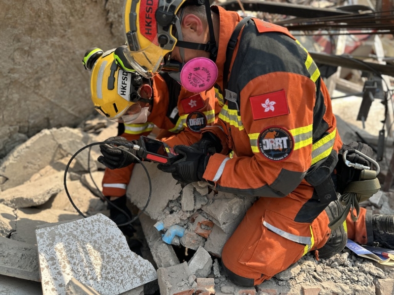香港救援隊(duì)在緬甸地震災(zāi)區(qū)，協(xié)助搜救工作。照片由香港消防處提供