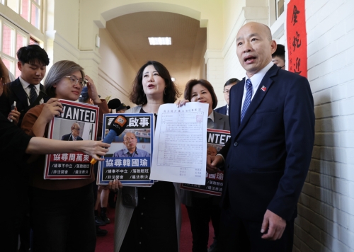 圖為民進黨“立法院”黨團干事長吳思瑤（中）等人前往院長室，剛回到“立法院”的院長韓國瑜（右）立即開門了解情況，并接下民進黨團要求協(xié)商的提案。