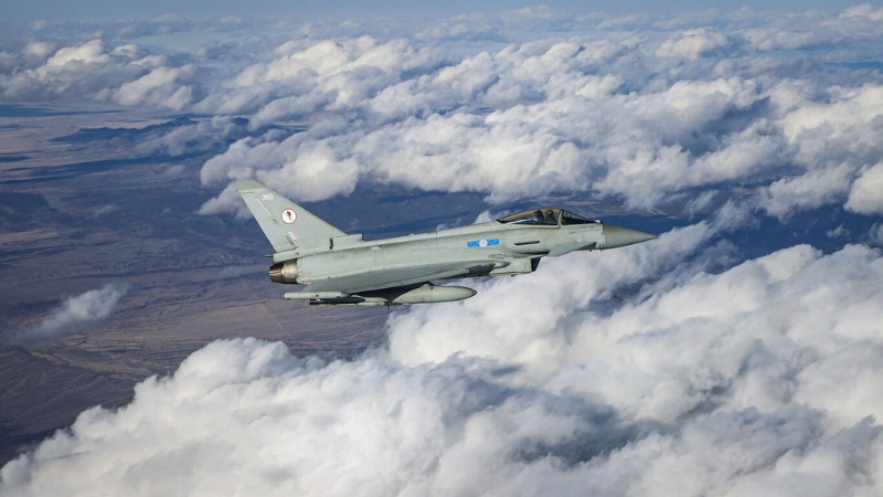 英國(guó)空軍6架臺(tái)風(fēng)戰(zhàn)機(jī)1日抵達(dá)波蘭，展開(kāi)北大西洋公約組織東翼空中偵察巡邏任務(wù)。 圖為2月在美國(guó)參加英、美和澳洲紅旗（Red Flag）空中作戰(zhàn)聯(lián)合演訓(xùn)的臺(tái)風(fēng)戰(zhàn)機(jī)。英國(guó)國(guó)防部提供