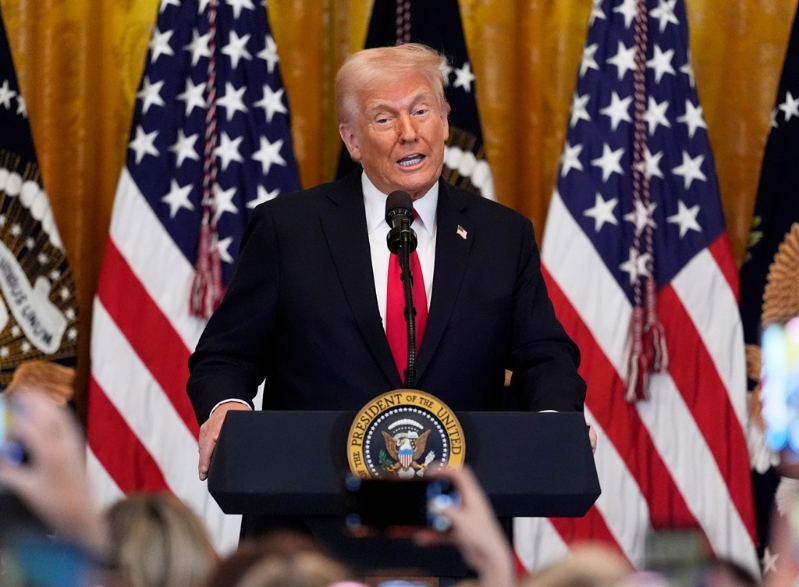 華爾街日?qǐng)?bào)引述知情人士指出，特朗普4月2日將宣布的關(guān)稅措施有第3種方案，對(duì)部分國(guó)家全面實(shí)施關(guān)稅，但稅率可能低于20%。美聯(lián)社