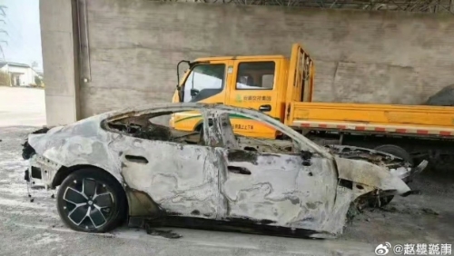 肇事的小米SU7被燒成廢鐵。