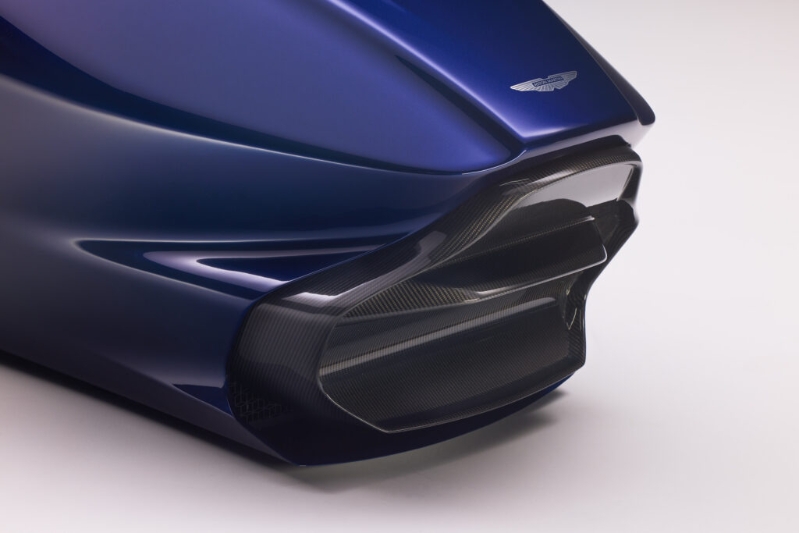 裝有Aston Martin鬼面罩及車章 裝有Aston Martin鬼面罩及車章