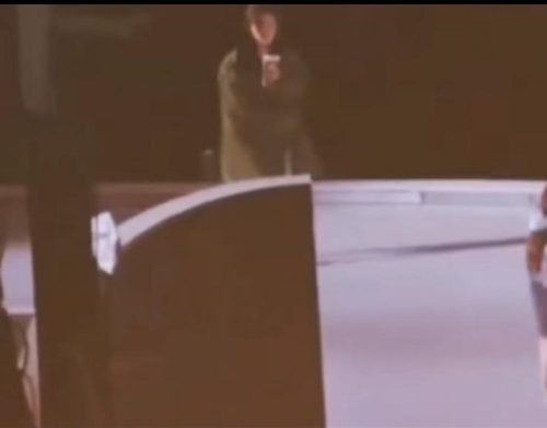 吳宣儀暈倒前一個人在臺上踱步。