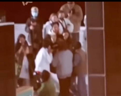 吳宣儀暈倒后被工作人員抱走。