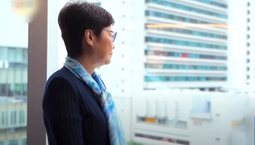 林鄭在太古廣場(chǎng)前特首辦接受傳媒訪問(wèn)。