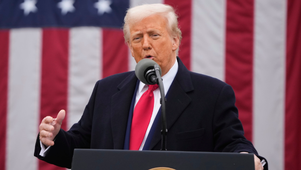 美國(guó)總統(tǒng)特朗普2日于白宮宣布對(duì)等關(guān)稅政策。