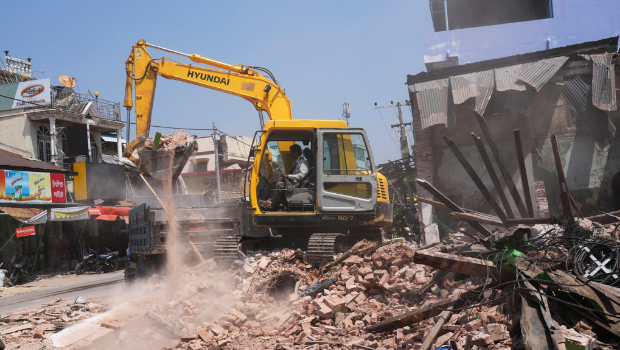 2025年4月2日，緬甸首都奈比多，民眾開始清理坍塌建筑物的殘骸。