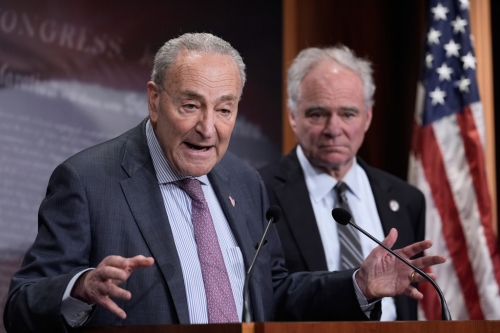 美參議院少數(shù)黨領袖舒默（左）在特朗普宣布重大關稅消息前幾小時舉行記者會，抨擊特朗普的關稅“解放日”。