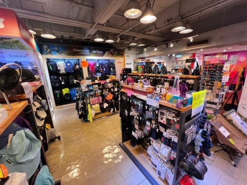 毅成位于北角新都城百貨的900呎專柜，因百貨公司裝修而需搬遷，將營業(yè)至4月30日（毅成FB）