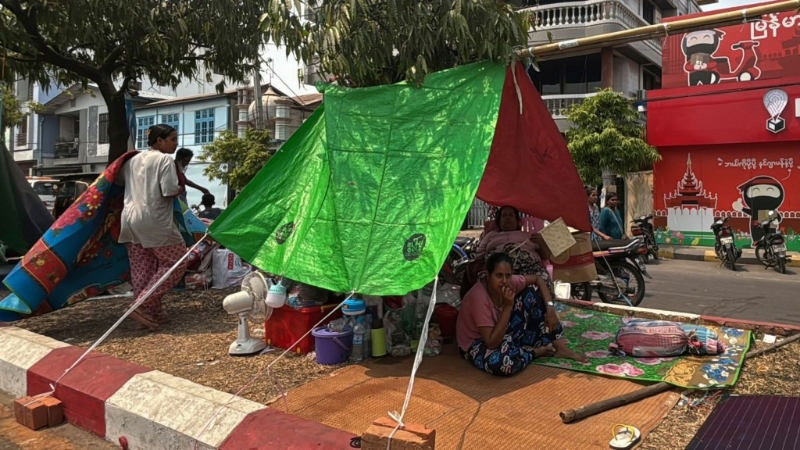 緬甸曼德勒的房屋在周五的地震中受損，當(dāng)?shù)鼐用裨诼飞系呐R時(shí)帳篷休息。 美聯(lián)社