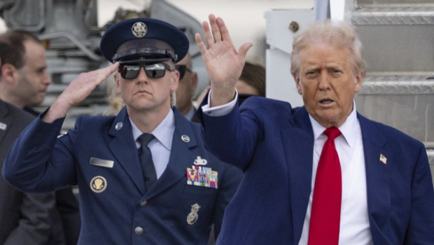 特朗普認(rèn)為關(guān)稅進(jìn)展順利，宣布很快會對半導(dǎo)體與藥品征收關(guān)稅。美聯(lián)社