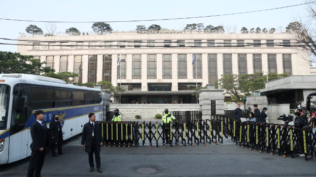 4月4日，在韓國(guó)首都首爾，警察在韓國(guó)憲法法院前執(zhí)勤。新華社