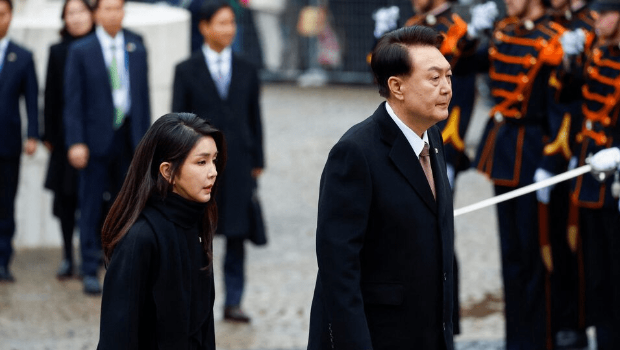 尹錫悅與妻金建希面臨多項指控。 路透社