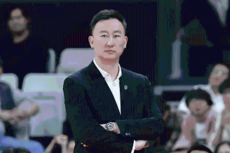 劉維偉是CBA知名教練，曾執(zhí)教浙江稠州銀行男籃，2022年轉(zhuǎn)投青島男籃。