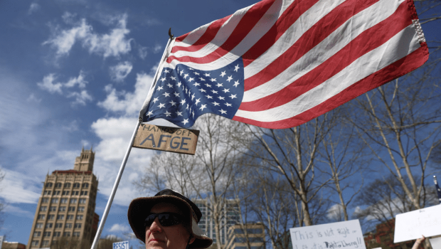 一名抗議者將美國國旗倒掛。