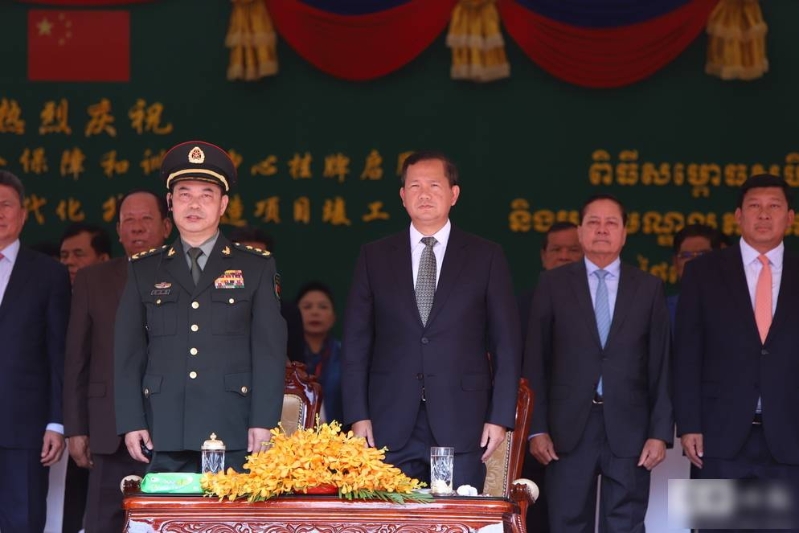 洪瑪奈（右）和中央軍委聯(lián)合參謀部副參謀長曹青鋒（左）共同主持云壤海軍基地啟用儀式。 柬中時報(bào)