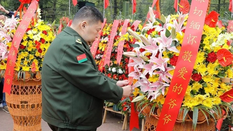 毛新宇及其家人，清明時(shí)回湖南拜祭爺爺毛澤東。