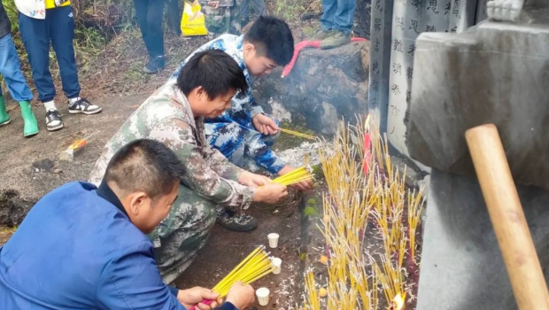 清明節(jié)許多孝子賢孫祭祖，希望得到祖先保祐。