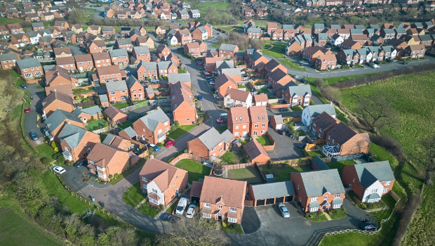 全英有逾200個(gè)地方政府向持有第二間住宅的業(yè)主加征雙倍市政稅（Council Tax）。