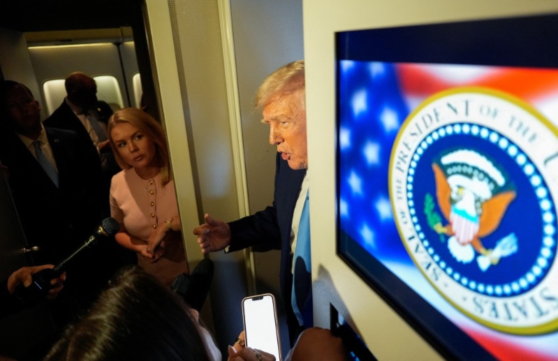 特朗普在空軍一號上接受記者訪問，再談關(guān)稅問題。
