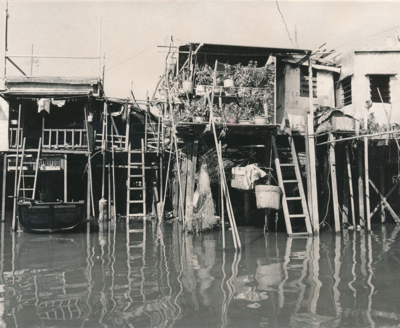 大澳沙田村的棚屋外表舊照。