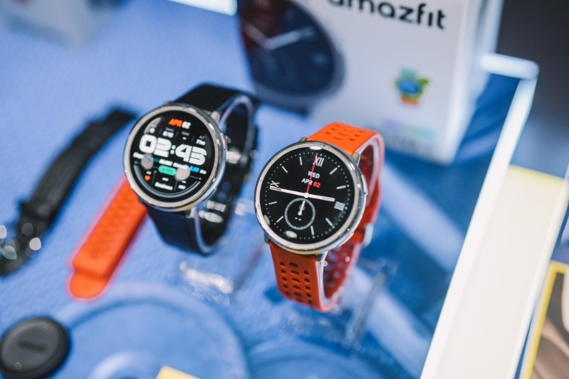 除了原有黑色真皮表帶，Active 2 Premium版加送紅色硅膠表帶，可以隨時轉Look。