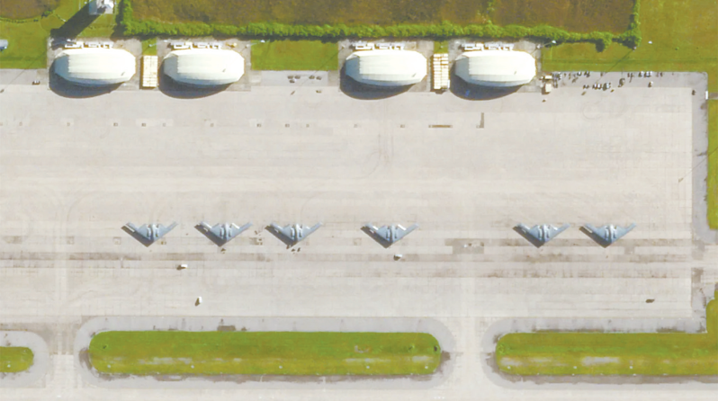 迭戈加西亞基地停機(jī)坪上的6架B-2轟炸機(jī)