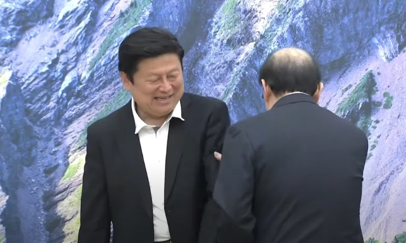 卓榮泰今（7）日下午2點邀請“立院”朝野黨團(tuán)協(xié)商，然而柯建銘到場后不滿座位安排，甚至要同場的傅昆萁讓座。