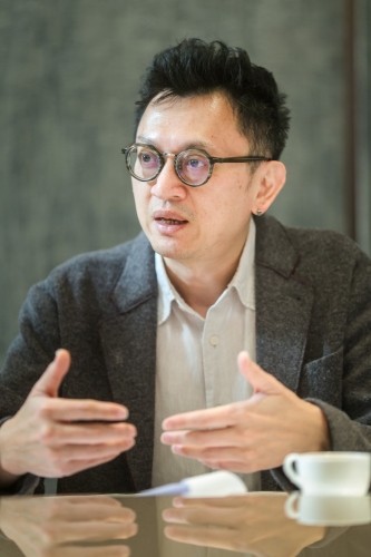 徐家健指如果最終協(xié)議不成，相信整體經(jīng)濟或會捱一段時間，最壞是要「捱足四年」。