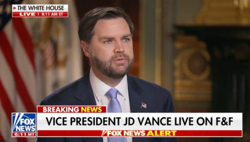 萬斯近日接受美國福克斯新聞網(wǎng)采訪，在討論特朗普政府對(duì)華貿(mào)易政策時(shí)其用詞引發(fā)不滿。圖源：美國新聞網(wǎng)站BuzzFeed