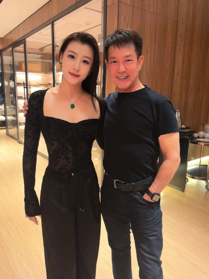 元彪近日現(xiàn)身廣西，跟美女舞蹈家梁岱青合照。