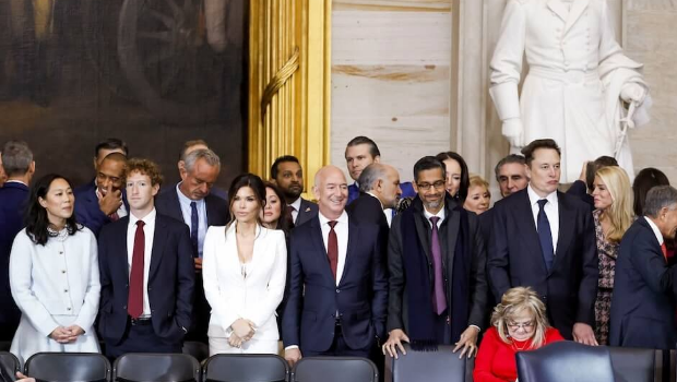 美國總統(tǒng)特朗普1月宣誓就職，臉書創(chuàng)辦人扎克伯格（前左2）、特斯拉執(zhí)行長馬斯克（前排站立者右3）、亞馬遜創(chuàng)辦人貝索斯（前左4）、Google執(zhí)行長皮查伊（前左5）等人出席典禮。