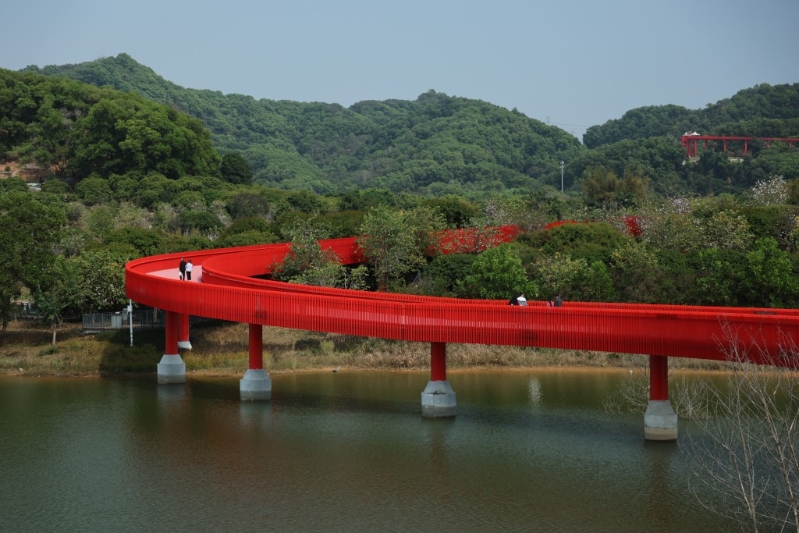 位于光明區(qū)的虹橋公園，最令人印象深刻的必然是一條長達4.3公里的紅色空中棧道橋
