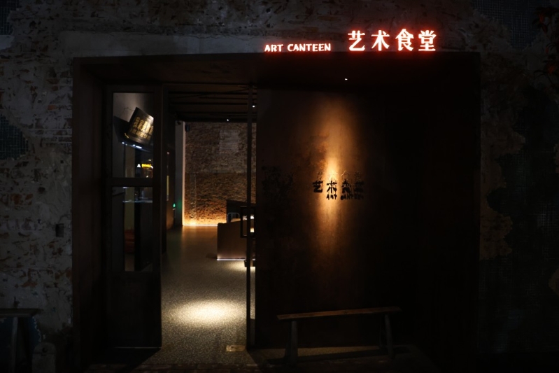 位于偏遠工業(yè)園內(nèi)的“藝術(shù)食堂”，單看紅色的大門別樹一格