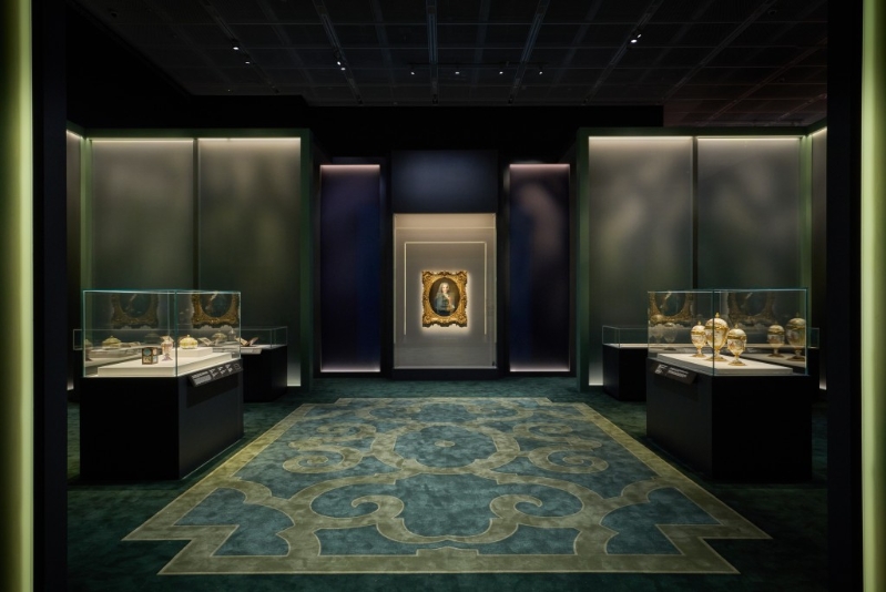 “當(dāng)紫禁城遇上凡爾賽宮——十七、十八世紀(jì)中法文化交流”展覽由香港故宮文化博物館、故宮博物院與法國凡爾賽宮聯(lián)合主辦，展出來自兩大世界遺產(chǎn)——紫禁城及凡爾賽宮的逾百件珍品。