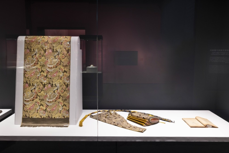 展覽包括多件中國國家一級文物，呈現(xiàn)17、18世紀(jì)百多年間中、法宮廷在文化、藝術(shù)、科技等領(lǐng)域的交流歷史。