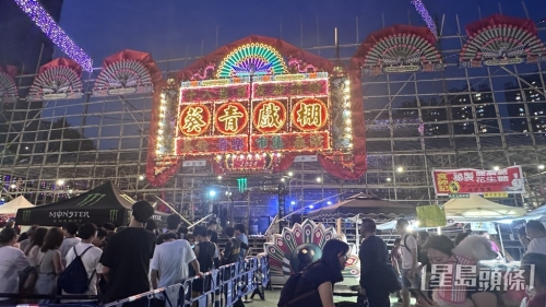 青衣戲棚（又名葵青戲棚）為香港一年兩度的傳統(tǒng)盛會(huì)，每年于農(nóng)曆三月及四月隆重舉行。（圖為以往活動(dòng)圖片；圖片來源：星島圖庫(kù)）