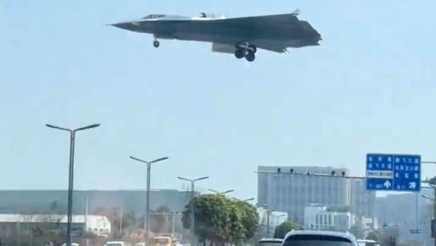 第6代戰(zhàn)機“殲-36” 第6代戰(zhàn)機“殲-36”