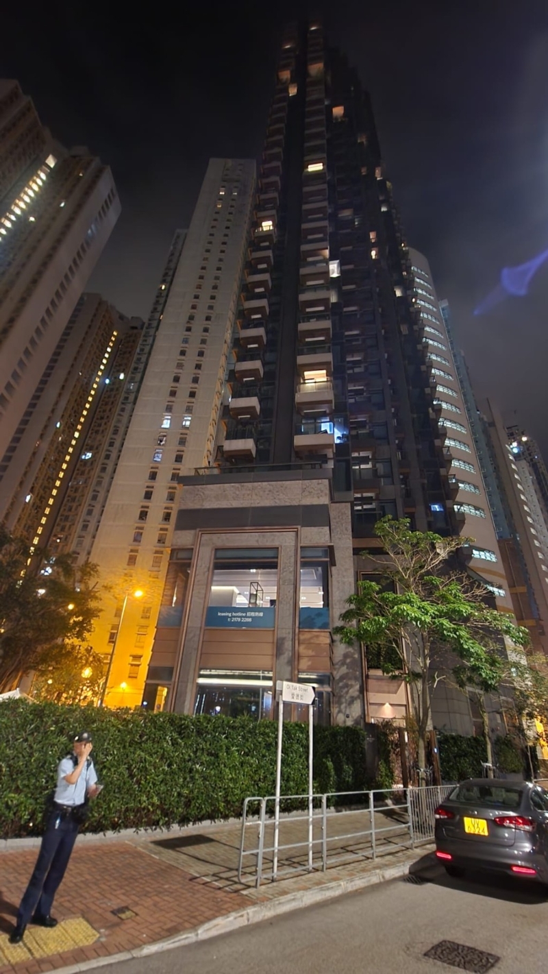 現(xiàn)場有警員在涉事服務(wù)式公寓外把守。 黎志偉攝