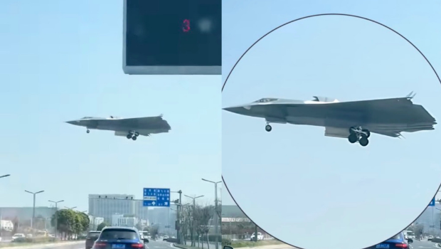 解放軍空軍最新的無(wú)尾翼匿蹤戰(zhàn)機(jī)殲-36（J-36）再度現(xiàn)身，這次有民眾在路上拍到這架有3具引擎的重型戰(zhàn)術(shù)戰(zhàn)機(jī)，影片在網(wǎng)路上瘋傳。