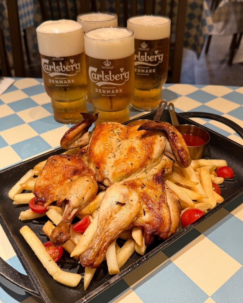 餐廳供應(yīng)的丹麥?zhǔn)綗u選用原只燒雞，以獨(dú)家秘制腌料充分入味，再經(jīng)高溫烘烤，使外皮呈金黃酥脆、肉質(zhì)嫩滑。（圖片來(lái)源：Facebook @PopWalk 天晉匯）