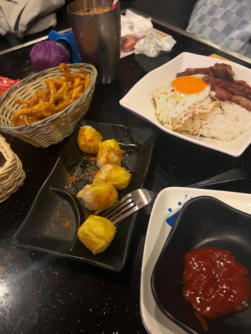 樓主跟友人共3人由下午1時(shí)唱至晚上8時(shí)，一共7小時(shí)，期間更點(diǎn)來不少食物