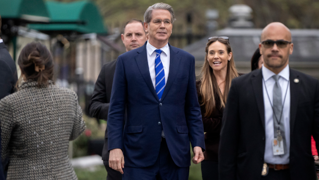 美財(cái)長(zhǎng)貝森特(中)對(duì)美日關(guān)稅談判表示樂(lè)觀。