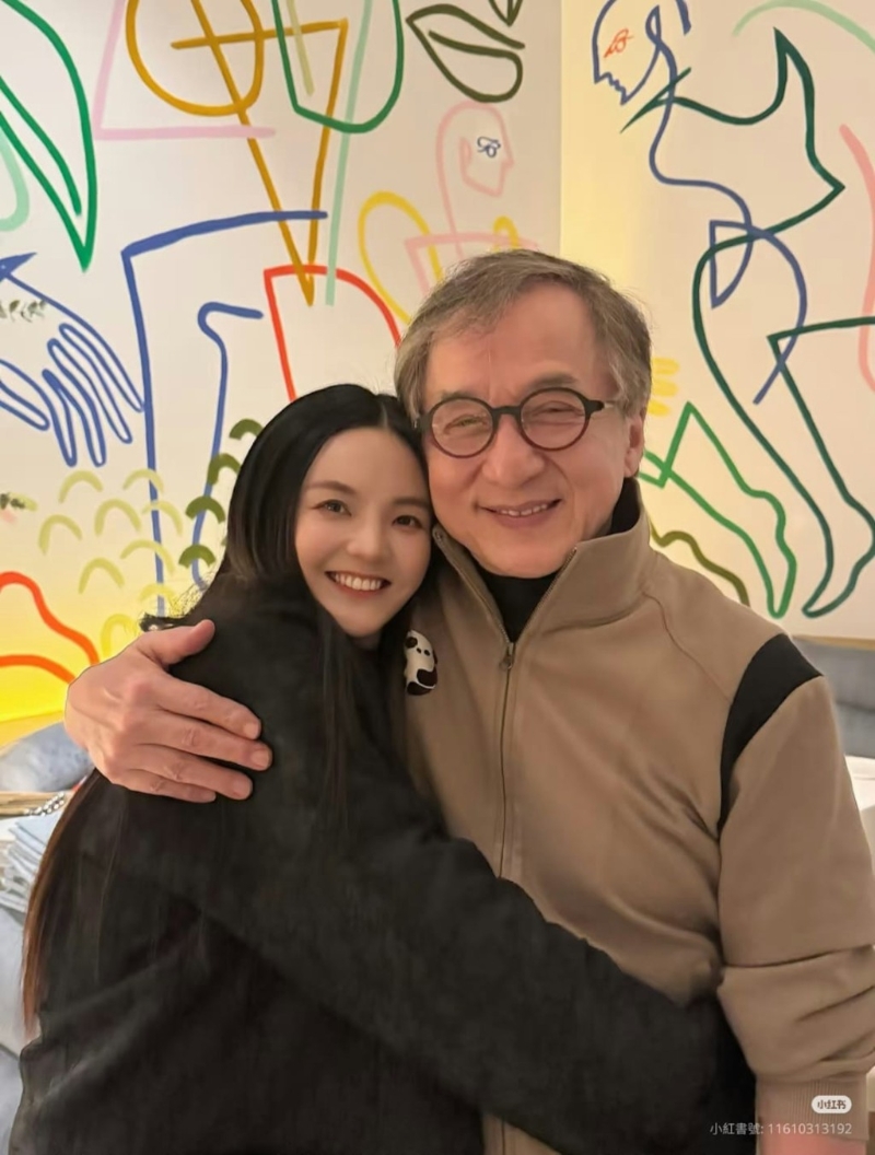 彭天穎近日分享與師父成龍的合照。