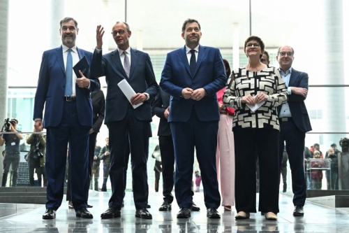 領(lǐng)導(dǎo)基民盟的總理候選人默茨（左二）與各黨就聯(lián)合政府達(dá)成協(xié)議。路透社