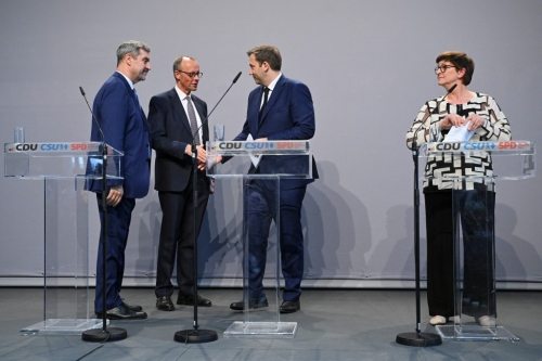 領(lǐng)導(dǎo)基民盟的總理候選人默茨（左二）與各黨就聯(lián)合政府達(dá)成協(xié)議。路透社