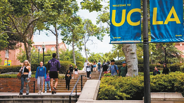 學(xué)生們走在洛杉磯加大校園里